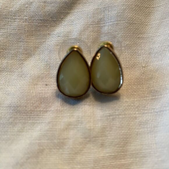 Women’s Earrings Greenish Yellow Teardrop Pierced  1/2” - Picture 1 of 3